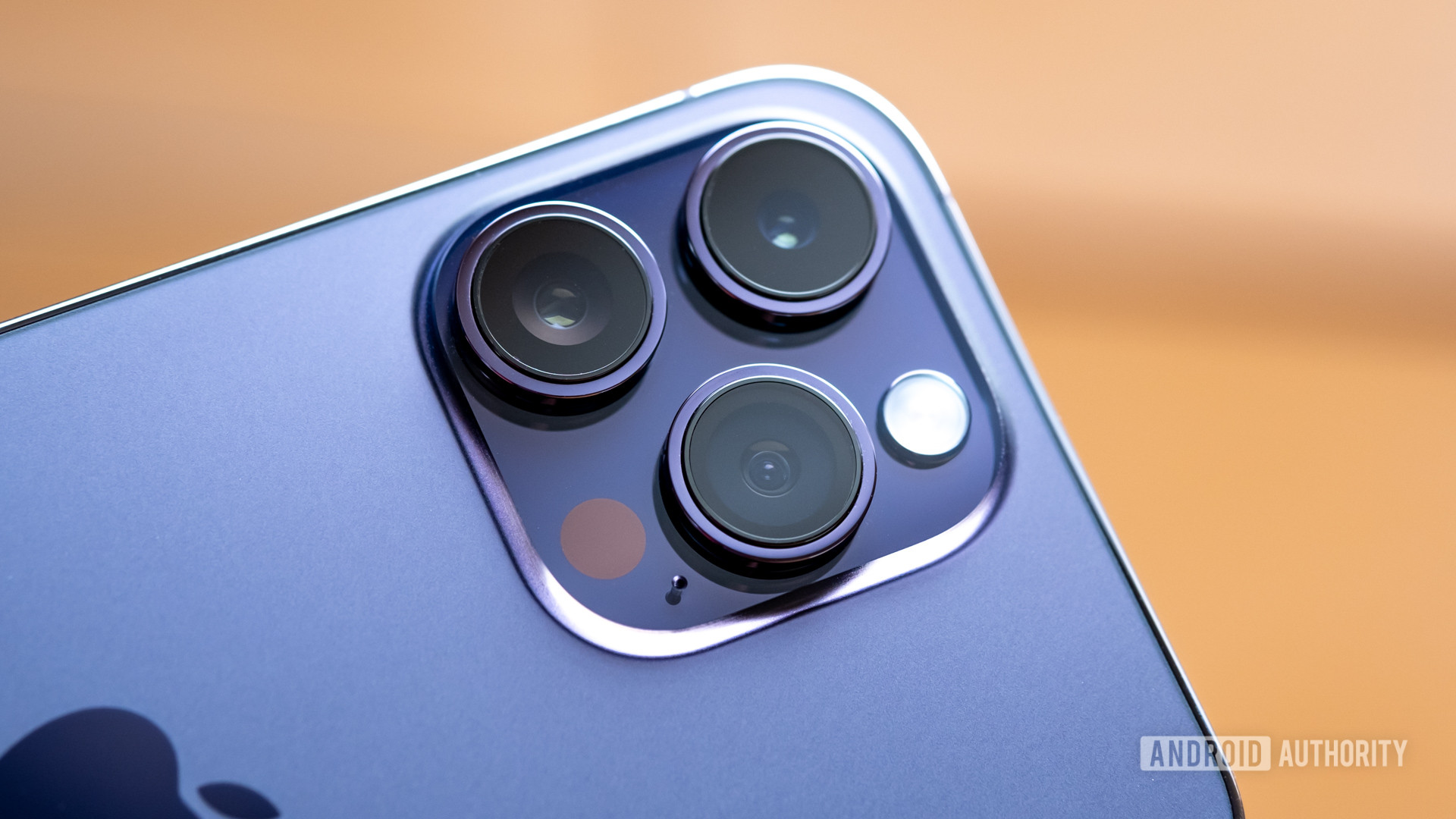 Closing the Apple iPhone 14 Pro Max camera