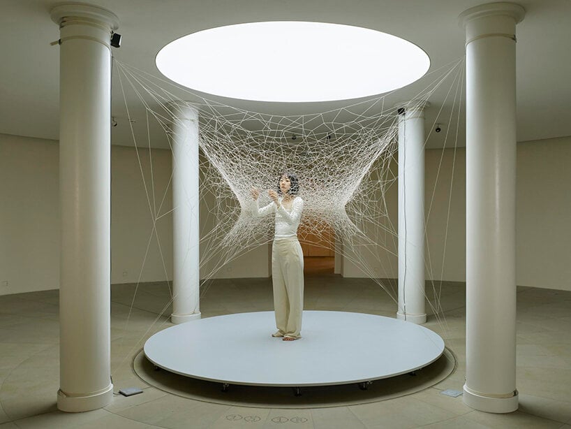 Roland Halbe depicts an AR experiment on wild silk at Berlin's tieranatomisches theater.