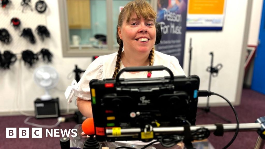 Disabled musicians embrace virtual reality - BBC News